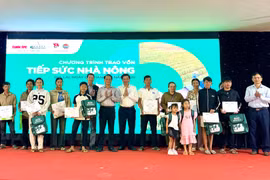 Trao vốn chương trình “Tiếp sức nhà nông” cho 40 hộ nông dân ở xã Ia Ko