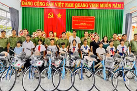 Cục An ninh nội địa tặng xe đạp và hỗ trợ công trình nước sạch tại xã Ia Dơk