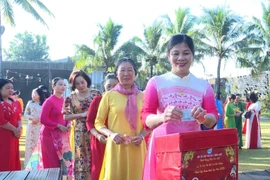 Hội LHPN phường Thống Nhất đồng diễn dân vũ, phát động nuôi heo đất để lì xì trẻ mồ côi