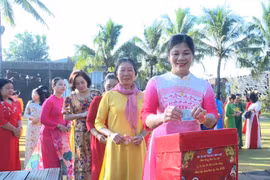 Hội LHPN phường Thống Nhất đồng diễn dân vũ, phát động nuôi heo đất để lì xì trẻ mồ côi