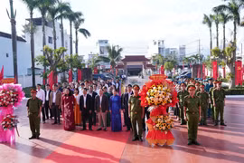 Bí thư Tỉnh ủy Thái Đại Ngọc dâng hoa, dâng hương tại các nhà lưu niệm chi bộ Đảng