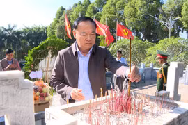 Bí thư Tỉnh ủy Thái Đại Ngọc dâng hoa, dâng hương các anh hùng liệt sĩ tại Nghĩa trang Liệt sĩ Đức Cơ