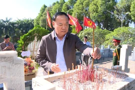 Bí thư Tỉnh ủy Thái Đại Ngọc dâng hoa, dâng hương các anh hùng liệt sĩ tại Nghĩa trang Liệt sĩ Đức Cơ