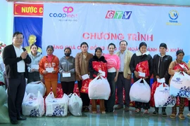 Tặng 100 suất quà Tết cho người dân có hoàn cảnh khó khăn tại xã Hra