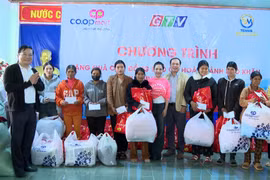 Tặng 100 suất quà Tết cho người dân có hoàn cảnh khó khăn tại xã Hra