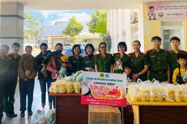 Trao tặng 210 suất cháo và quà cho bệnh nhi điều trị tại Bệnh viện Nhi tỉnh Gia Lai