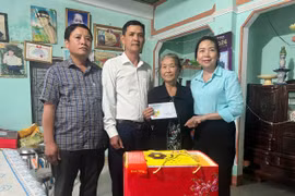 Phó Trưởng đoàn chuyên trách Đoàn ĐBQH tỉnh Lý Tiết Hạnh thăm, chúc Tết các gia đình chính sách tiêu biểu