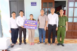 Gia Lai: Trao tiền hỗ trợ xây dựng nhà ở cho gia đình ngư dân mất tích