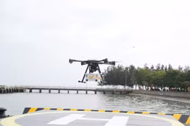 Lần đầu tiên giao hàng vượt biển bằng UAV ở TP. Hồ Chí Minh