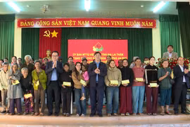 Phó Chủ tịch Thường trực Ủy ban MTTQ Việt Nam tỉnh Trần Minh Sơn chúc Tết tại các phường phía Tây Gia Lai