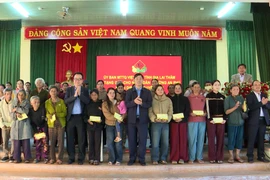 Phó Chủ tịch Thường trực Ủy ban MTTQ Việt Nam tỉnh Trần Minh Sơn chúc Tết tại các phường phía Tây Gia Lai