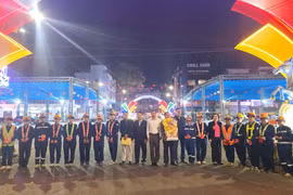 Phó Chủ tịch UBND tỉnh Nguyễn Hữu Quế chúc Tết, động viên đội ngũ y, bác sĩ và công nhân môi trường