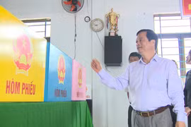 Phó Chủ tịch Thường trực UBND tỉnh Nguyễn Tuấn Thanh kiểm tra công tác chuẩn bị bầu cử tại xã Phù Mỹ Bắc