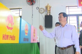 Phó Chủ tịch Thường trực UBND tỉnh Nguyễn Tuấn Thanh kiểm tra công tác chuẩn bị bầu cử tại xã Phù Mỹ Bắc