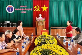 Phó Trưởng đoàn chuyên trách Đoàn ĐBQH tỉnh Lý Tiết Hạnh chúc Tết các cơ sở bảo trợ xã hội