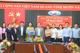 Trao Huy hiệu 30 năm tuổi Đảng cho Phó Chủ tịch HĐND tỉnh Huỳnh Thúy Vân