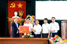 Phó Chủ tịch UBND tỉnh Dương Mah Tiệp thăm, chúc Tết các đơn vị phục vụ Tết Nguyên đán