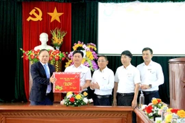 Phó Chủ tịch UBND tỉnh Dương Mah Tiệp thăm, chúc Tết các đơn vị phục vụ Tết Nguyên đán