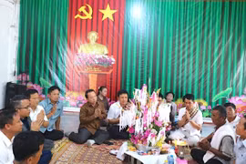 Công ty Hợp tác Kinh tế 385 đón Tết Bunpimay cùng công nhân và nhân dân Lào