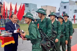 Phó Bí thư Thường trực Tỉnh ủy Rah Lan Chung động viên 571 thanh niên lên đường nhập ngũ