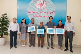 Gia Lai: Trao 80 triệu đồng cho các bệnh nhân có hoàn cảnh khó khăn