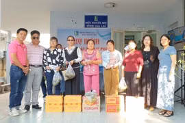 Gia Lai: Tặng quà cho phụ nữ mù khó khăn, bệnh nhân phong và trẻ em gái khuyết tật