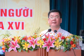 Các ứng cử viên đại biểu Quốc hội khóa XVI tiếp xúc cử tri vận động bầu cử