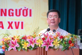 Các ứng cử viên đại biểu Quốc hội khóa XVI tiếp xúc cử tri vận động bầu cử