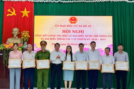 Xã Đề Gi tặng giấy khen cho 8 tập thể và 41 cá nhân tiêu biểu trong công tác bầu cử