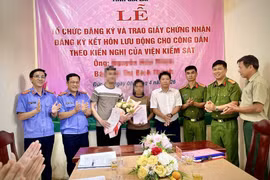 Lần đầu tiên tại Gia Lai, các cơ quan chức năng tổ chức đăng ký và trao giấy chứng nhận đăng ký kết hôn cho bị can tại nơi giam giữ.