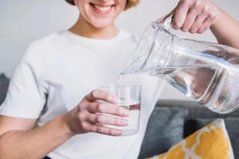 Nước đun sôi để nguội trong nhiều ngày có nên uống?