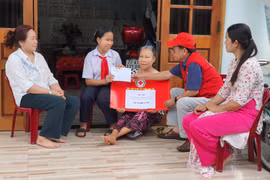 Gia Lai: Trao tiền hỗ trợ hàng tháng cho trẻ mồ côi và người khuyết tật