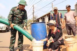 Binh đoàn 15 cấp nước cho người dân vùng khô hạn ở Gia Lai 