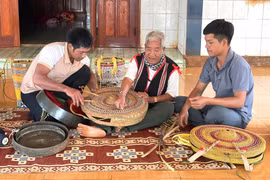 Đan áo cho cồng chiêng 