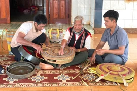 Đan áo cho cồng chiêng 