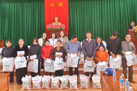 Trao quà "Xuân yêu thương" cho hộ nghèo, khó khăn ở 2 xã Hoài Ân và An Lão