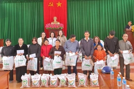 Trao quà "Xuân yêu thương" cho hộ nghèo, khó khăn ở 2 xã Hoài Ân và An Lão