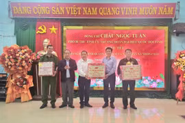 Phó Bí thư Tỉnh ủy Châu Ngọc Tuấn thăm, tặng quà tại xã đảo Nhơn Châu