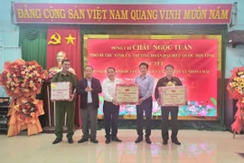 Phó Bí thư Tỉnh ủy Châu Ngọc Tuấn thăm, tặng quà tại xã đảo Nhơn Châu