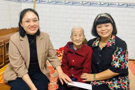 Gia Lai: Trao quà Tết và tiền phụng dưỡng Mẹ Việt Nam anh hùng