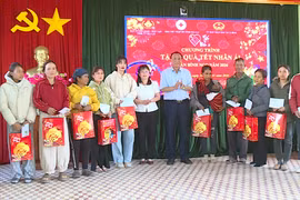 Tặng quà Tết cho người dân khó khăn và bệnh nhân nghèo tại các xã khu vực Tây Gia Lai
