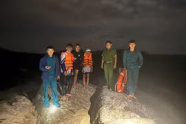 Công an xã Kông Chro kịp thời giải cứu 2 học sinh mắc kẹt khi thủy điện xả nước