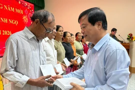 Phó Chủ tịch Thường trực UBND tỉnh Gia Lai thăm, tặng quà người có công và hộ nghèo, cận nghèo