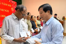 Phó Chủ tịch Thường trực UBND tỉnh Gia Lai thăm, tặng quà người có công và hộ nghèo, cận nghèo