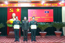 5 cá nhân thuộc Binh đoàn 15 được tặng Huân chương Anh dũng của Bộ Quốc phòng Lào