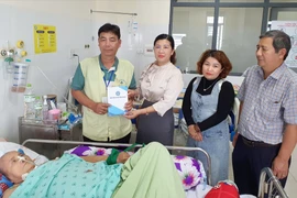 Gia Lai: Tặng quà Tết, thẻ bảo hiểm y tế cho người dân nghèo, khó khăn