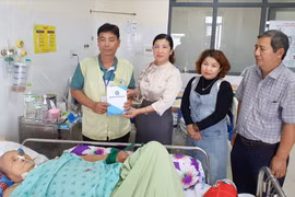 Gia Lai: Tặng quà Tết, thẻ bảo hiểm y tế cho người dân nghèo, khó khăn