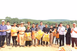 Kiểm tra an toàn giao thông đường thủy nội địa, tặng áo phao tại 2 xã Ia O và Ia Krái