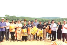Kiểm tra an toàn giao thông đường thủy nội địa, tặng áo phao tại 2 xã Ia O và Ia Krái