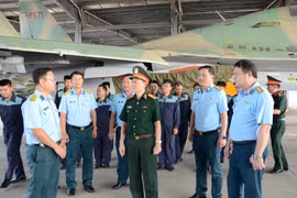 Thượng tướng Phạm Trường Sơn kiểm tra công tác chuẩn bị diễn tập ném bom, bắn đạn thật 